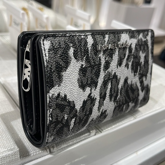 Michael Kors Empire Medium Leopard Logo Wallet
COLOR BLACK COMBO
NWT - Picture 13 of 16